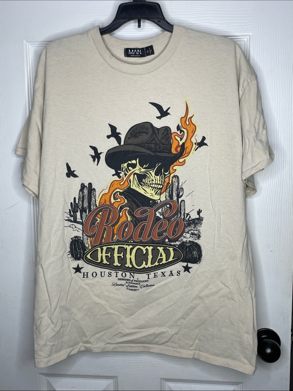 Boohoo Mens Beige Rodeo Skull Graphic Tee with Orange Flames. Size M